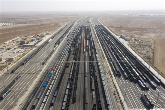 在哈密東站，“疆煤外運(yùn)”列車在這里進(jìn)行重新編組。 郭子毅攝