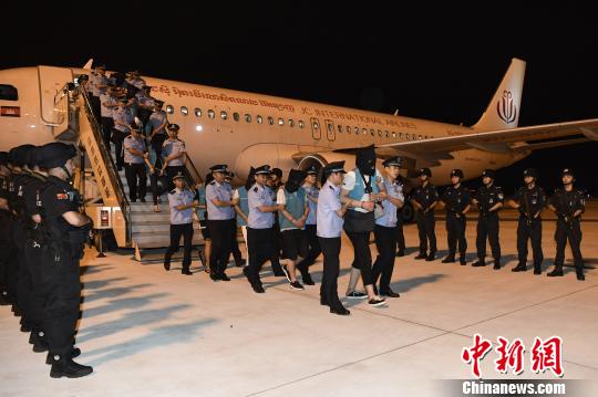 犯罪嫌疑人乘機(jī)抵達(dá)成都?！“苍?攝