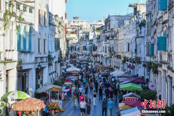 資料圖：圖為海口騎樓老街游客如織。 <a target='_blank' href='/' >中新網(wǎng)</a>記者 駱云飛 攝