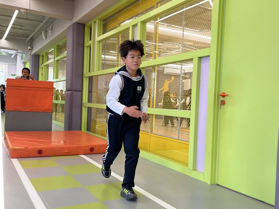 學(xué)生在南樓二層的體能教師訓(xùn)練。人民網(wǎng)記者孫競 攝