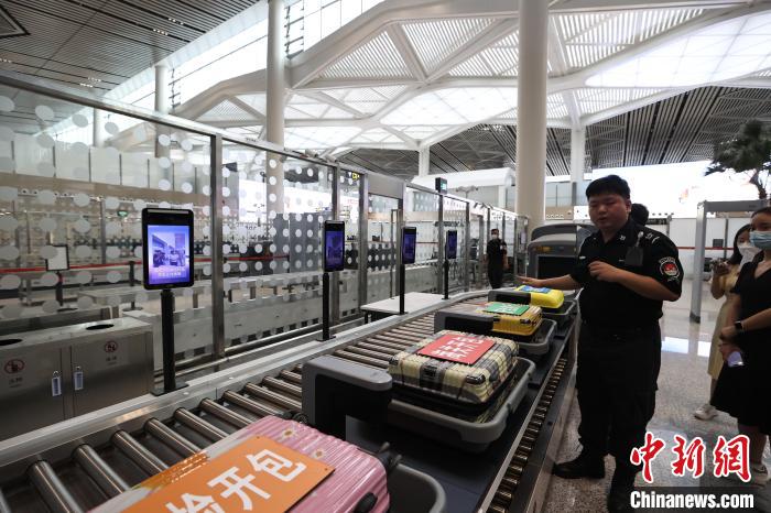 （高質(zhì)量發(fā)展調(diào)研行）探訪?？诿捞m國際機(jī)場(chǎng)封關(guān)運(yùn)作項(xiàng)目：將實(shí)現(xiàn)旅客“無感通關(guān)”
