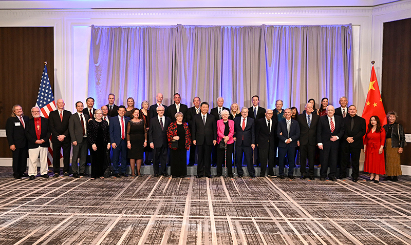 這是美國友好團(tuán)體聯(lián)合歡迎宴會開始前，習(xí)近平主席會見飛虎隊和史迪威將軍后人、鼓嶺、艾奧瓦州、華盛頓州等方面友好人士代表，同他們親切交談并合影留念。