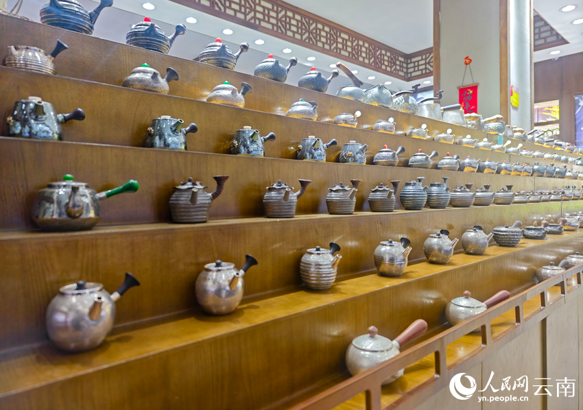 8新華村一家銀器店里的各類銀器。人民網(wǎng)記者 符皓攝