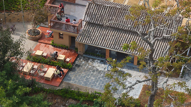 【4】曼海村鄉(xiāng)村共創(chuàng)的咖啡書吧小院。陶思源-攝