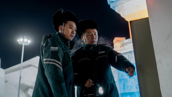 長春市冰雪新天地園區(qū)內(nèi)，長春市雙陽區(qū)供電公司工作人員正在檢查低壓配電箱。新華社記者 段續(xù) 攝