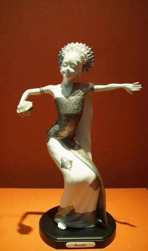 2013年10月，時(shí)任印度尼西亞總統(tǒng)蘇西洛贈(zèng)送習(xí)近平主席的鑲錫瓷塑舞者。