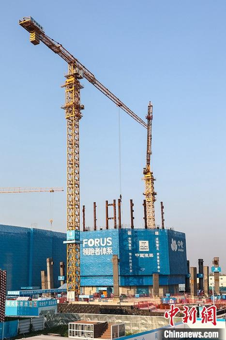 從完成頂層設(shè)計到如火如荼大規(guī)模建設(shè)，六年來，雄安新區(qū)如春天的竹子一般拔節(jié)生長，這座承載千年大計的“未來之城”已雄姿初顯。從“一張白紙”開始著墨，如今的雄安新區(qū)已是濃墨重彩的“山水畫”。<a target='_blank' href='/'>中新社</a>記者近日走訪了雄安新區(qū)多地，從“藍綠金”三色感受這座“未來之城”的巨大變化。圖為7月19日，河北雄安新區(qū)，中國中化總部基地項目施工現(xiàn)場。 <a target='_blank' href='/'>中新社</a>記者 易海菲 攝