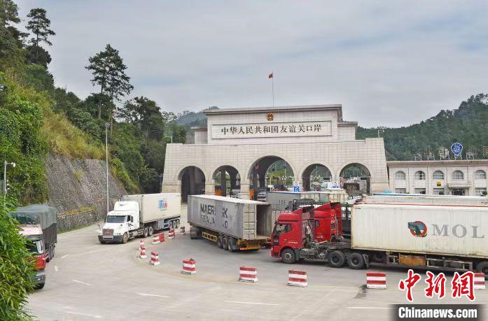 圖為中越邊境廣西憑祥市友誼關(guān)口岸?！{祥融媒體中心供圖