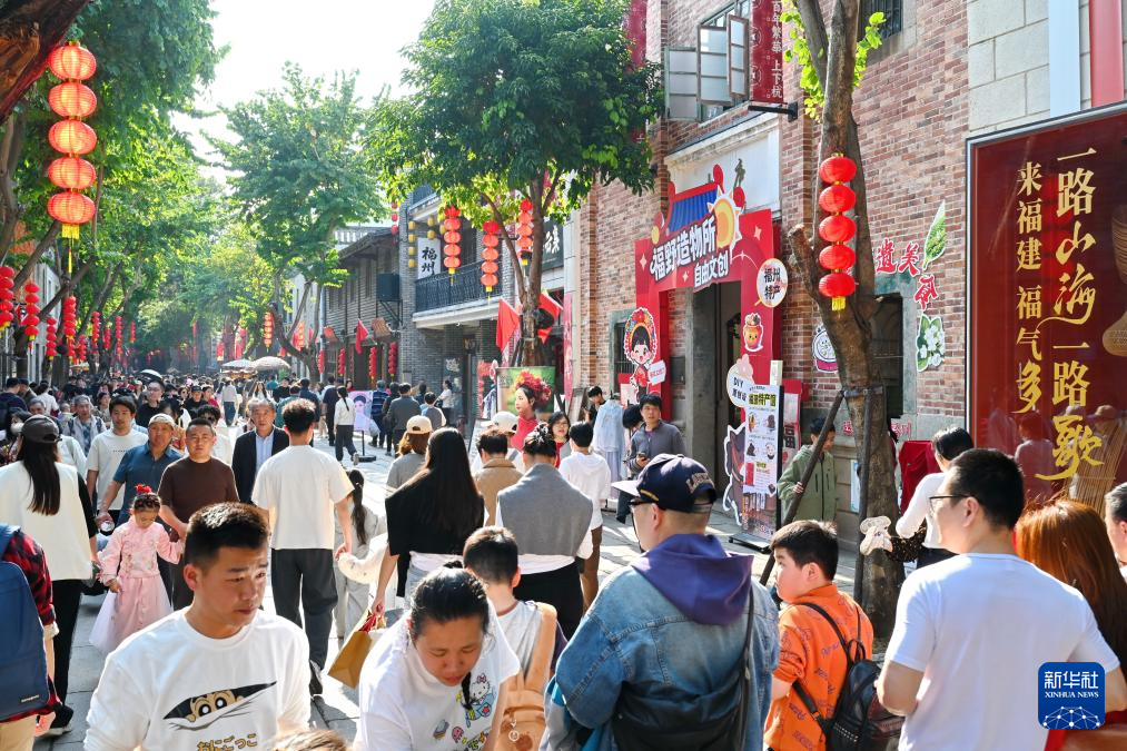 2月22日，市民游客在福州上下杭?xì)v史文化街區(qū)參觀游覽。新華社記者林善傳 攝