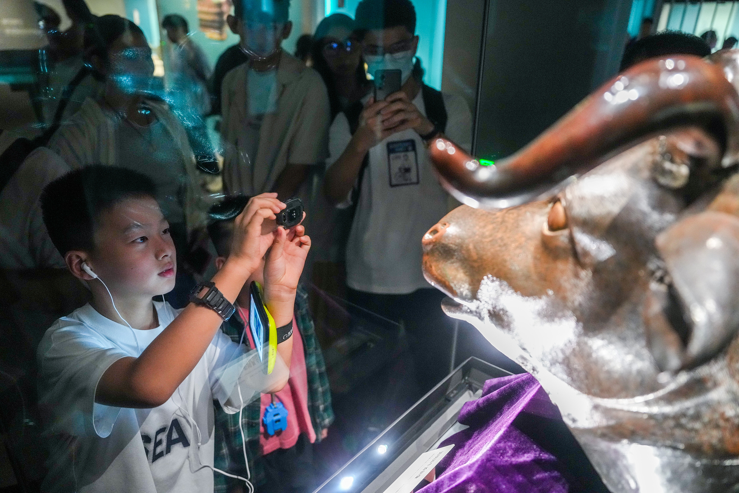 2025年6月，參加研學(xué)游的孩子在安徽博物院蜀山館參觀圓明園牛首銅像。（圖片來(lái)源：視覺(jué)中國(guó)）