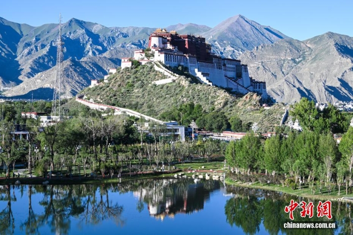 8月5日，隨著西藏自治區(qū)成立60周年大慶臨近，拉薩街頭處處洋溢著喜慶氛圍。市區(qū)主干道的路燈桿上，嶄新的國旗與彩旗有序懸掛，鮮艷奪目。人行天橋完成升級改造，裝飾板上國旗、石榴籽、牡丹花、浪潮、山川、連心結、雪山與哈達等元素相互交融，別具特色。工作人員正緊鑼密鼓地布置花壇，五彩花卉將為城市增添斑斕色彩。此外，各大廣場、公園也在裝點，準備迎接八方來客。拉薩正以最美姿態(tài)，迎接這一重要時刻。圖為從團結公園遙望布達拉宮。<a target='_blank' href='/'>中新社</a>記者 貢嘎來松 攝