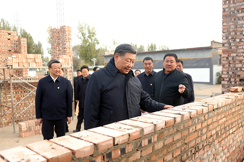 2023年11月10日,習(xí)近平總書記在河北保定涿州市刁窩鎮(zhèn)萬全莊村房屋重建施工現(xiàn)場考察。