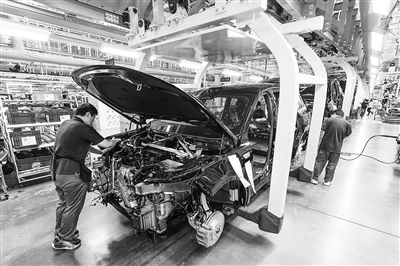 某新能源汽車智能制造基地總裝車間，工作人員正在工作。新華社記者 李博 攝