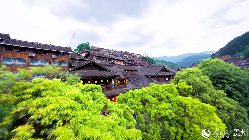 6 穿越機(jī)視角下的西江千戶苗寨。人民網(wǎng)記者 涂敏 攝