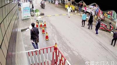 雙橋入室盜竊案,監(jiān)控視頻截圖紅圈處為犯罪嫌疑人。 本報(bào)記者 雷鍵 通訊員 葉文廣 攝