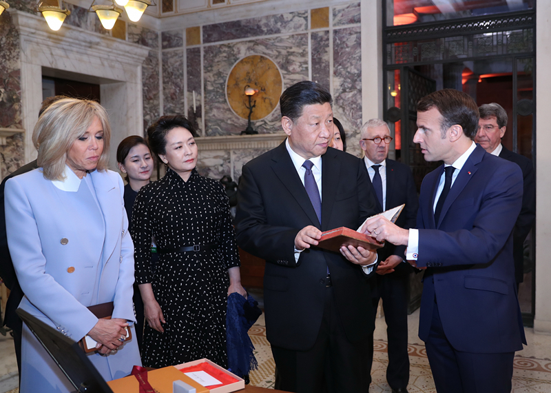 2019年3月24日，習近平在法國尼斯會見法國總統(tǒng)馬克龍。會見前，馬克龍向習近平贈送1688年法國出版的首部《論語導讀》法文版原著。