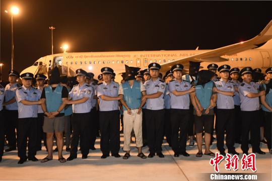 被押解回蓉的犯罪嫌疑人?！“苍?攝