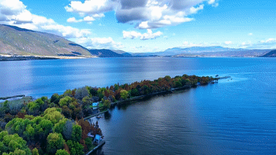 大理洱海畔。