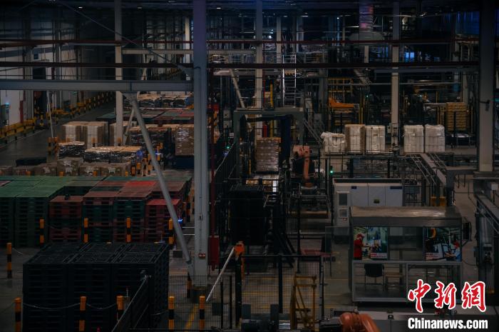 基地依托數(shù)字技術(shù)打造“黑燈工廠”?！±钅宪?攝