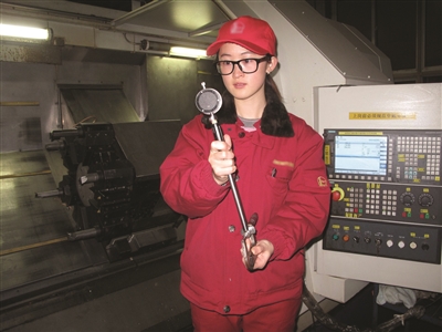 “最年輕省勞模”回母校當(dāng)教師 被學(xué)生稱為“班主任學(xué)姐”