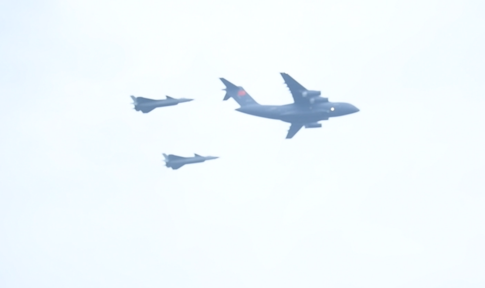 2022年9月16日，空軍運(yùn)—20和殲—20“雙20”首次同框列陣接迎英烈。人民網(wǎng)記者 邱宇哲攝