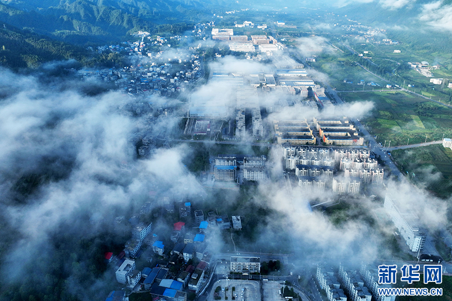 重慶：八月里云海流瀑 瞰群山如畫