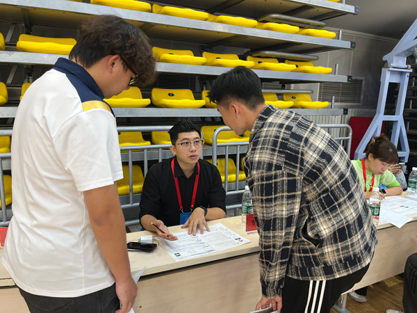 招聘會上，老師為畢業(yè)生開展就業(yè)指導(dǎo)。校方供圖