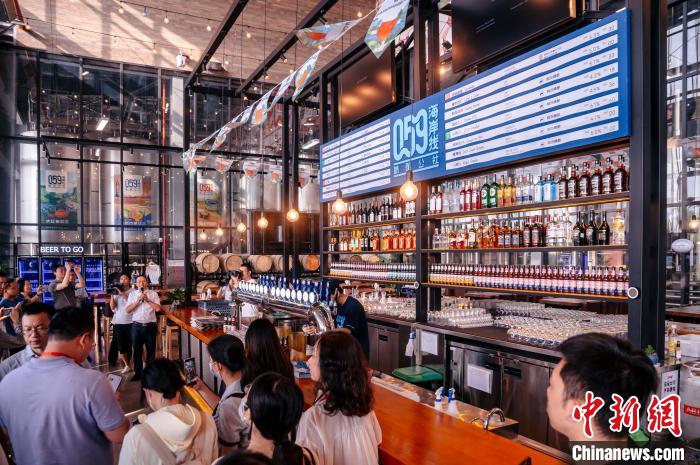 （高質(zhì)量發(fā)展調(diào)研行）莆田啤酒基地產(chǎn)能200萬噸/年依托數(shù)字技術(shù)打造世界級(jí)“黑燈工廠”