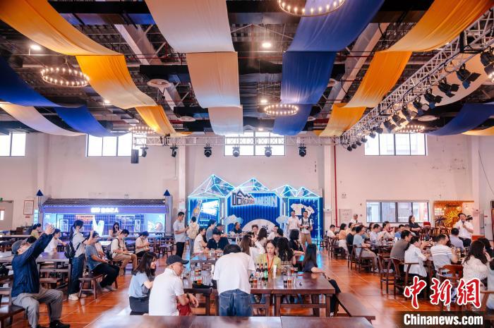 圖為基地內(nèi)的慕尼黑餐廳?！±钅宪?攝