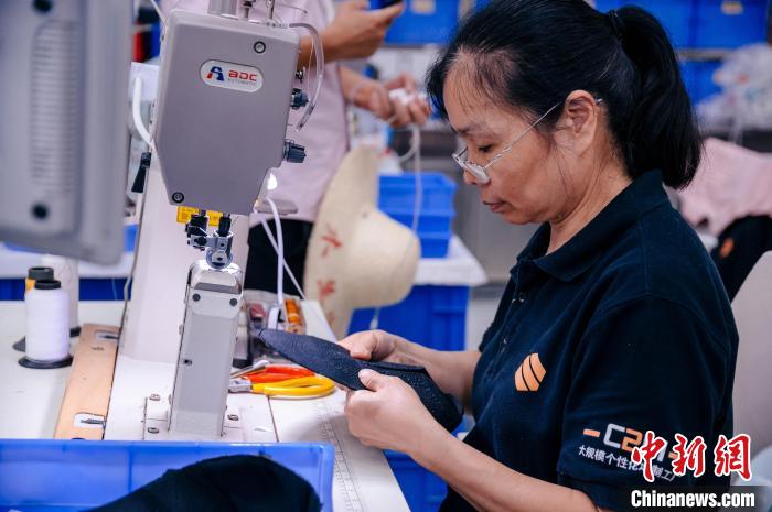 圖為員工在生產(chǎn)線工作。　李南軒 攝