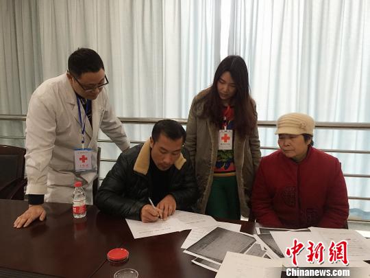 小月的父親和奶奶填寫(xiě)遺體和器官捐獻(xiàn)志愿書(shū)。重慶紅會(huì)供圖