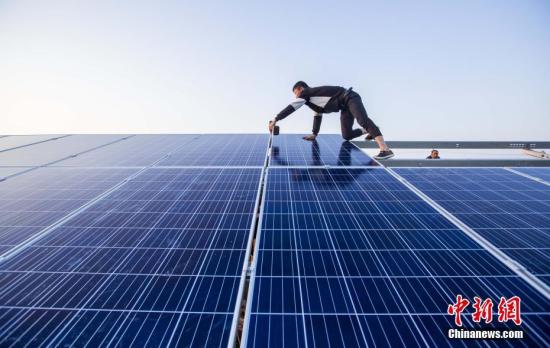 資料圖：4月23日，航拍正在建設的江西都昌縣磯山湖“漁光一體”光伏電站。傅建斌 攝