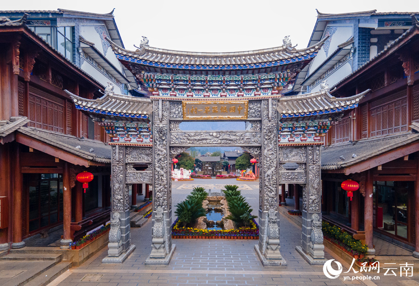 1.新華村耗銀近2.8噸建設(shè)的銀牌坊。人民網(wǎng)記者 符皓攝