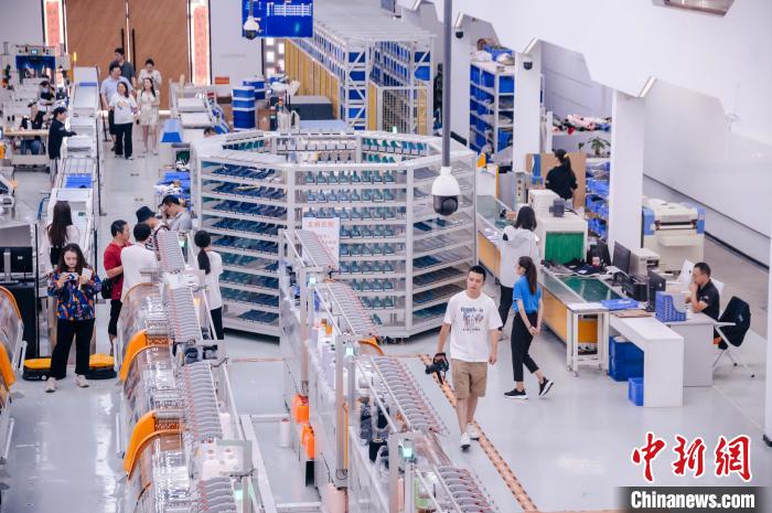 圖為莆田雙馳鞋業(yè)個性化定制示范工廠?！±钅宪?攝