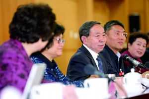 3月8日，全國政協(xié)舉行教育界別聯(lián)組會議，教育部部長袁貴仁右三到會聽取建議。