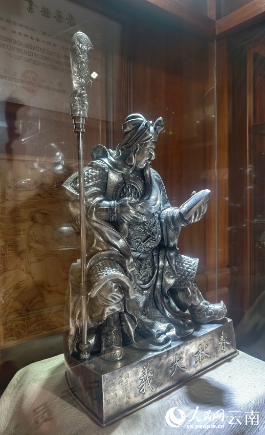 5寸發(fā)標(biāo)制作的關(guān)公像。人民網(wǎng)記者 符皓攝