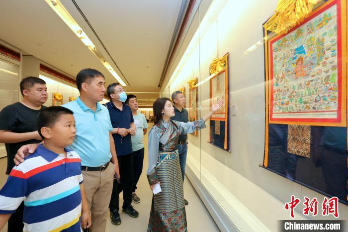 “藏韻瑰寶”藏醫(yī)四部醫(yī)典唐卡珍品展現(xiàn)場?！⒖∩n 攝