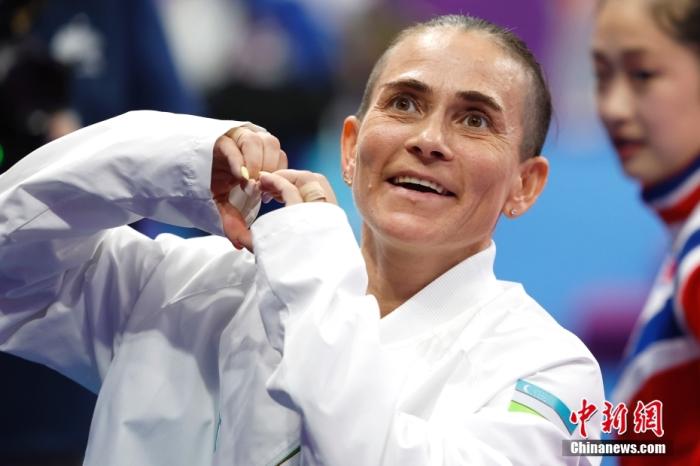 資料圖：9月28日，杭州第19屆亞運(yùn)會(huì)競(jìng)技體操女子跳馬決賽在黃龍?bào)w育中心體育館舉行。烏茲別克斯坦選手丘索維金娜以13.383分獲得該項(xiàng)目第四名。圖為丘索維金娜在賽后向觀眾比心。<a target='_blank' href='/'>中新社</a>記者 富田 攝