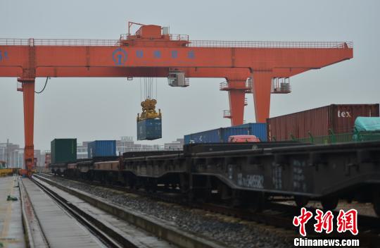 圖為：中歐班列吊裝?！⊥鮿?攝