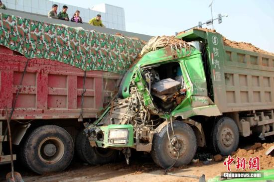 資料圖：渣土車追尾事故。張一辰 攝