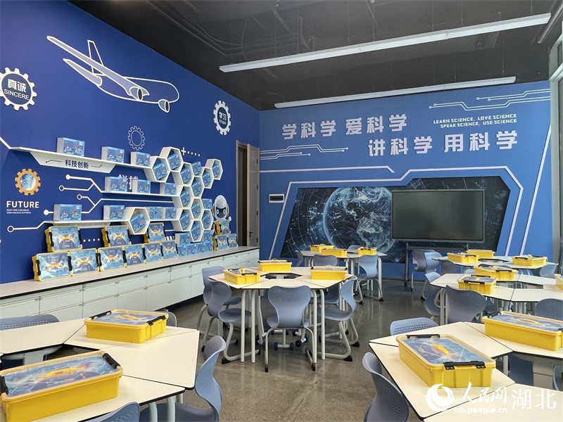 “夢幻靈境”AI展演中心研學(xué)教室。人民網(wǎng)記者 周恬攝