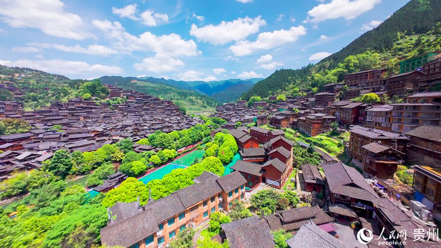 1 穿越機(jī)視角下的西江千戶苗寨。人民網(wǎng)記者 涂敏 攝