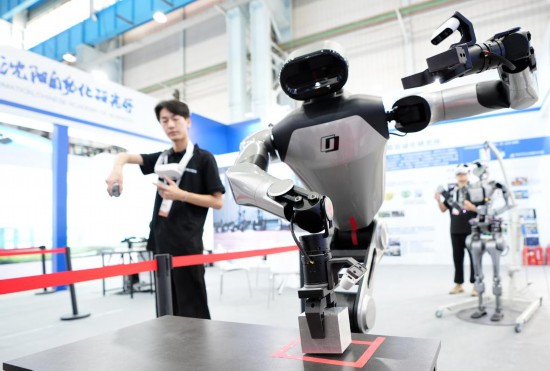 9月5日，在沈陽的2025全球工業(yè)互聯(lián)網(wǎng)大會的展覽區(qū)現(xiàn)場，中國科學(xué)院沈陽自動化研究所的機器人工程師在調(diào)試具身智能操作系統(tǒng)。新華社記者 李鋼 攝