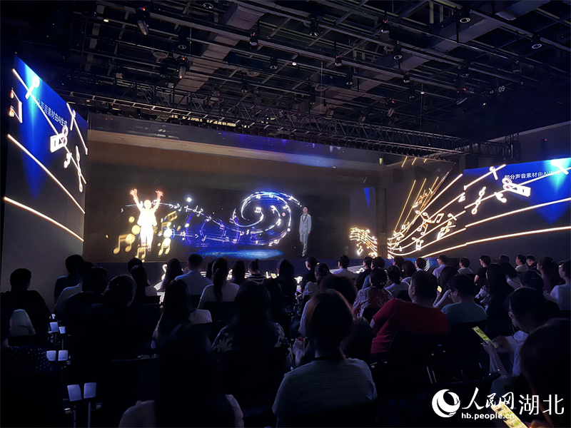 “夢幻靈境”AI展演現(xiàn)場火爆。人民網(wǎng)記者 張雋攝