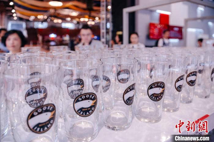 基地內(nèi)，各式啤酒文化周邊產(chǎn)品在出售?！±钅宪?攝