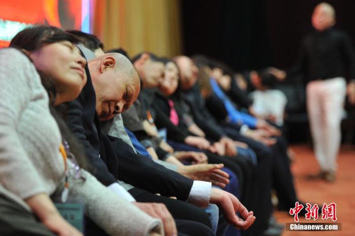 資料圖：民眾在專業(yè)催眠師的引導(dǎo)下睡覺，釋放壓力。<a target='_blank' href='/'>中新社</a>發(fā) 韋亮 攝