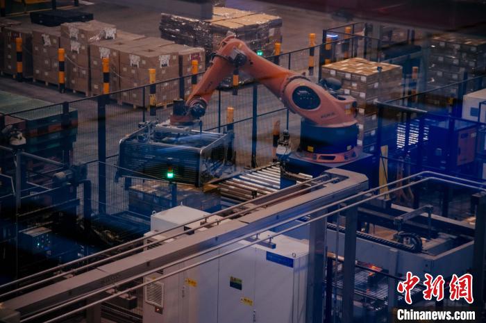 百威雪津啤酒莆田基地釀造幾乎都由自動(dòng)化生產(chǎn)線完成，年產(chǎn)能達(dá)200萬噸?！±钅宪?攝