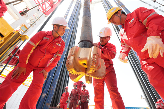 在深地塔科1井鉆進(jìn)現(xiàn)場，技術(shù)人員及時掌握鉆頭等器具使用及完好情況。 陳士兵攝