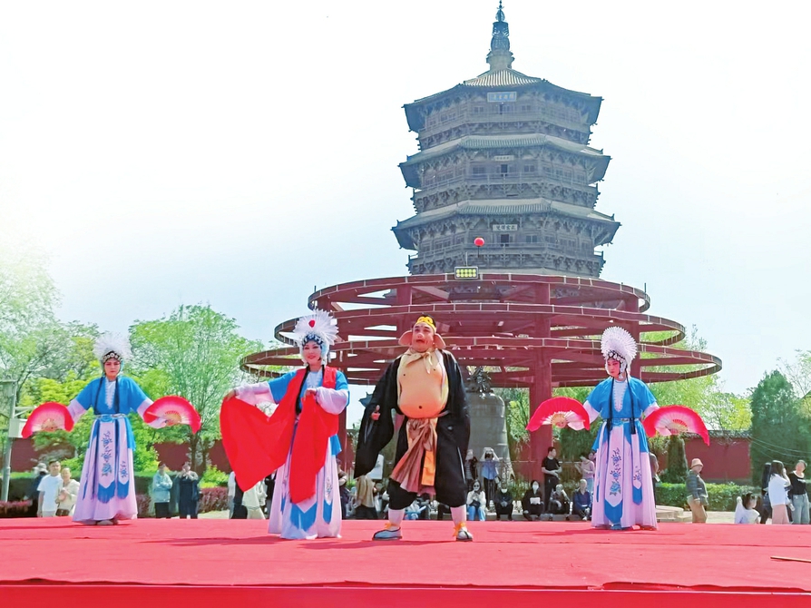 應(yīng)縣祈園廣場(chǎng)搭起的耍孩兒劇公益演出舞臺(tái)上，正在演出耍孩兒劇目《獅子洞》。山西日?qǐng)?bào)記者馬占富攝