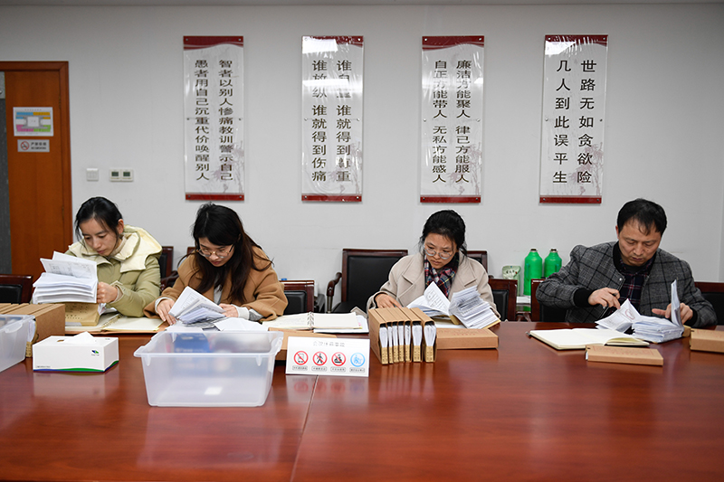 2020年1月8日,浙江寧波市北侖區(qū)紀(jì)委工作人員在檢查北侖區(qū)大數(shù)據(jù)發(fā)展管理中心2019年的公款消費(fèi)票據(jù),查找是否存在違規(guī)問題。